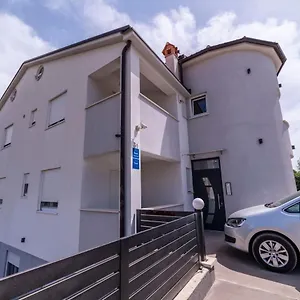 https://apartments-adriana-pula.in-istria.net